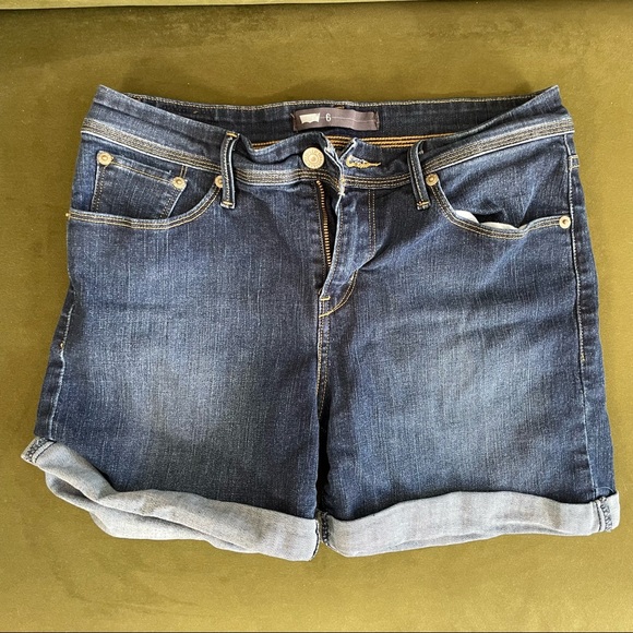 Levi’s Mid-Rise Cuffed Denim Shorts Size 6 - Picture 2 of 3